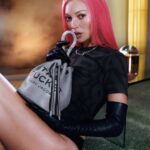 Кейт Мосс повторила любимый образ из 90-х для кампании Marc Jacobs.