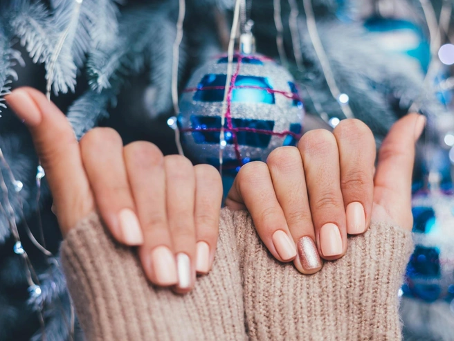 Если верить астрологам, удачный новогодний маникюр начинается с правильно выбранного дня в декабре | Источник: Ru.freepik.com