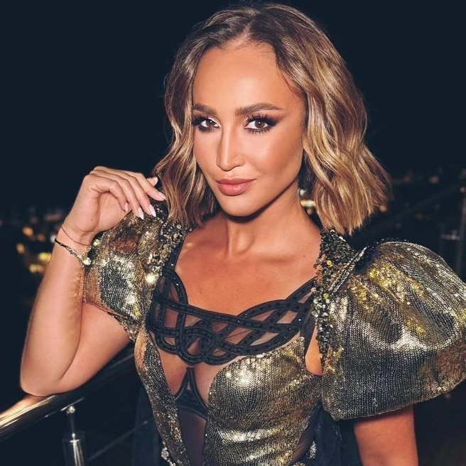 Диванная «полиция моды» на все лады критикует образы Бузовой&nbsp;— а поклонники ее ярких нарядов с удовольствием вступают в спор | Источник: Бузова / T.me